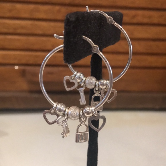 925 Key to My Heart sterling silver hoop earrings with tiny charms - Picture 2 of 6